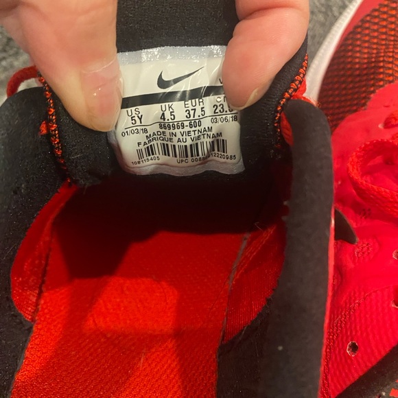 BARELY USED NIKES - Picture 5 of 5